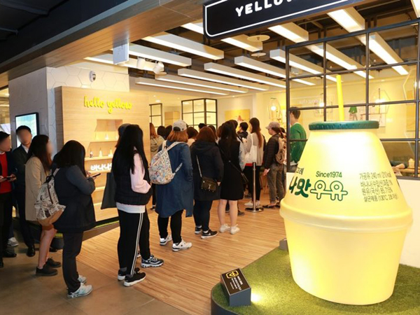 Tempat Nongkrong Seru Bagi Para Pecinta Susu Pisang di Korea, Yellow Cafe