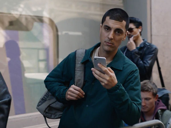 Menohok, Samsung Kembali Ejek Fanboy Apple Lewat Iklan Terbarunya