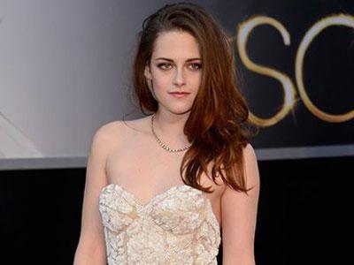 Aduh, Kristen Stewart Pakai Kruk di Red Carpet Academy Awards!