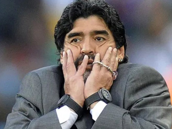 Alasan di Balik Kebiasaan Unik Diego Maradona Selalu Pakai Dua Jam Tangan