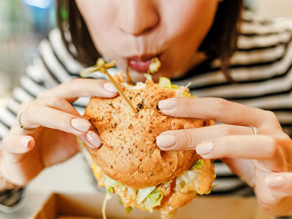 Sering Makan Junk Food Sebabkan Menstruasi Tidak Teratur