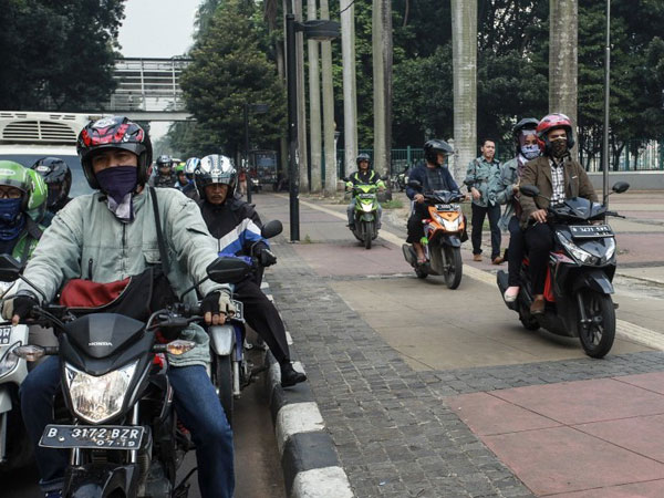 Viral Pengemudi Ojek Online Wanita Pukul Pejalan Kaki Karena Tak Terima Ditegur Jalan di Trotoar