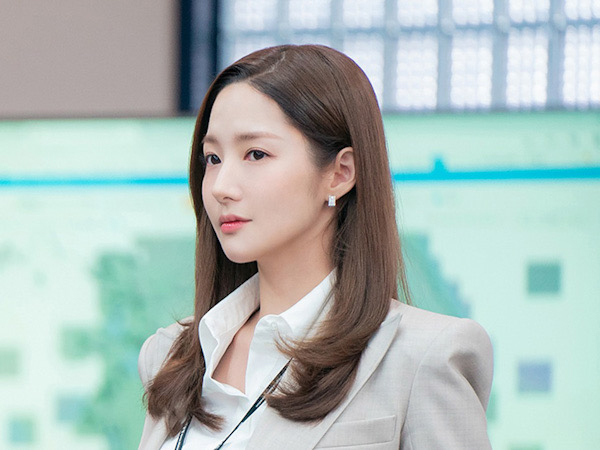 Park Min Young Tampilkan Aura Profesional Sebagai Peramal Cuaca dalam Teaser Drama Terbaru