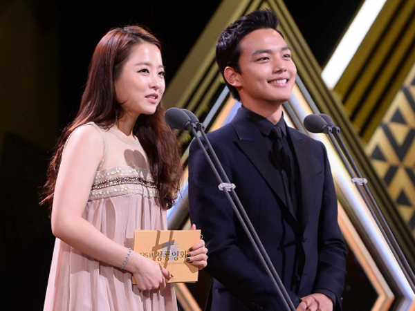 Jadi Fans Posesif, Park Bo Young Marah Saat Nonton Adegan Ciuman Yeo Jin Goo!