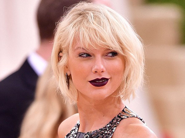 Kocak, Taylor Swift Rela Berjalan Seperti Kepiting Demi Hindari Paparazzi