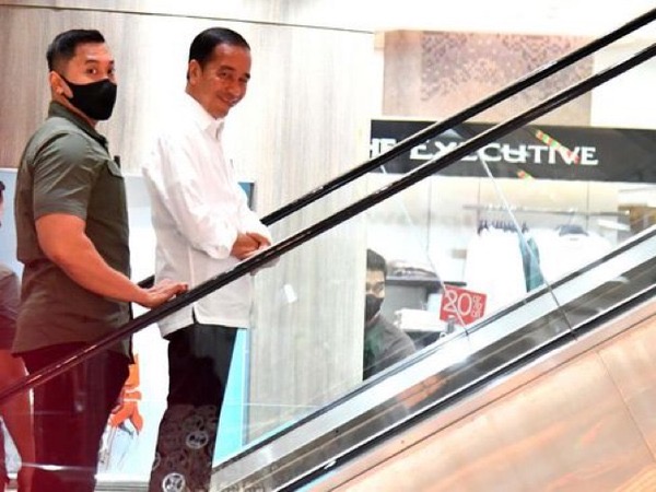 Sumringah Presiden Jokowi Berkunjung Ke Mall Yang Kembali Ramai Tanda Ekonomi Kembali Membaik?