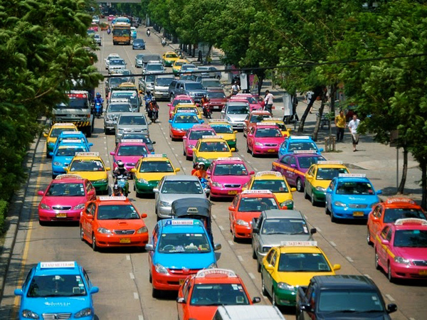 Taksi Warna-Warni Cerah Di Bangkok Buat Bingung Wisatawan