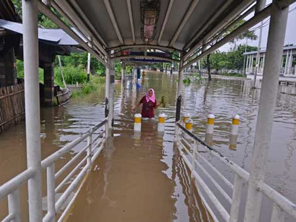 Diduga Penyebab Banjir, Ini Barang Aneh Yang Ditemukan di Saluran Air Jakarta Pusat