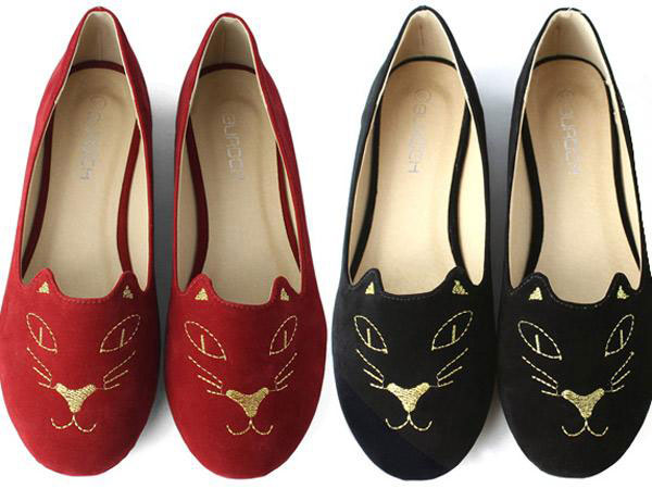 Gemas, Flat Shoes Emoji Kucing Ini Siap 'Membajak' Tren Fashion!
