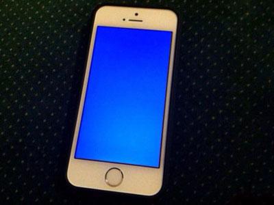 Wah, iPhone 5S Diganggu Bug Blue Screen!