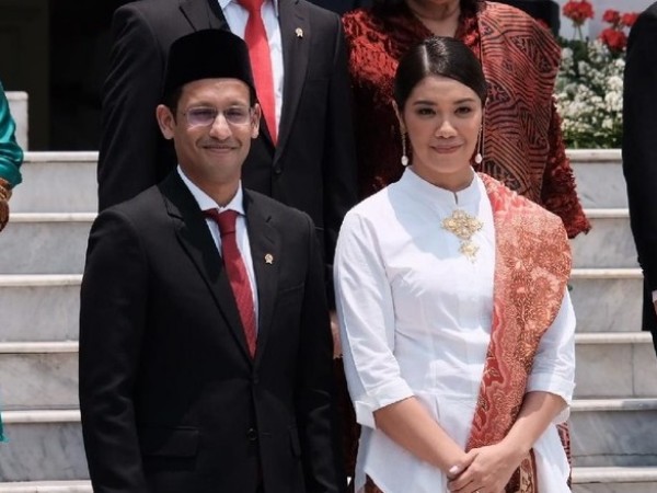 Viral Penampilan Istri Nadiem Makarim Saat Pelantikan, Anting Hits Jadi Sorotan
