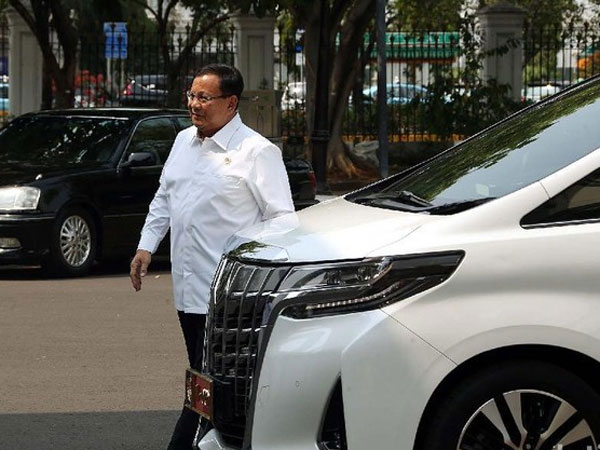 Klarifikasi Akan Tetap Terima Gaji dan Fasilitas, Mengapa Prabowo Masih Pakai Mobil Pribadi?