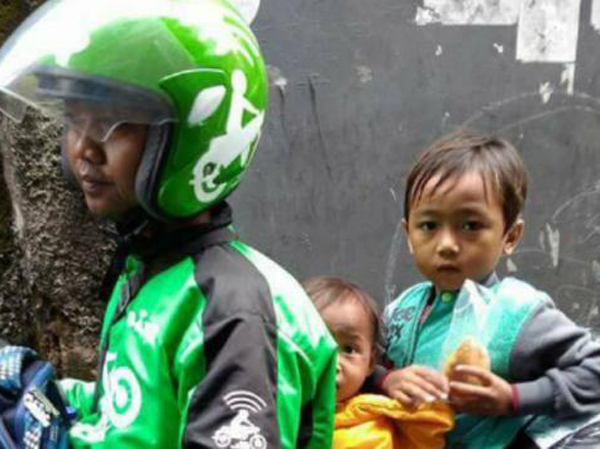 Kisah Haru Driver Ojek Online yang Kerja Sambil Bawa Dua Anaknya