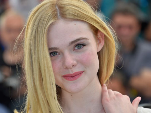 Pamer Perut Indahnya, Elle Fanning Makin Terlihat Cantik dan Dewasa