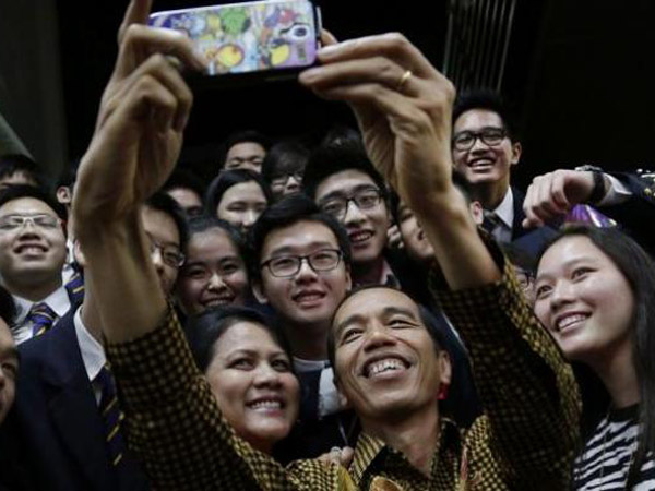 Alasan Mengapa Tak Boleh Rangkul Presiden Jokowi Saat Berfoto