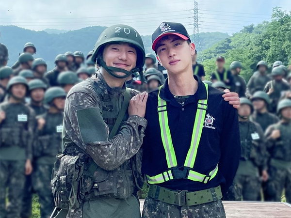 Jin BTS Bagikan Momen dengan Kang Seungyoon WINNER di Kamp Militer