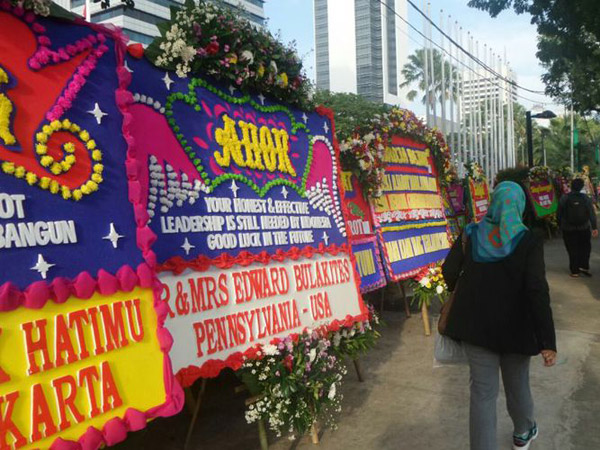 Tambah 1.000 Lagi, Karangan Bunga untuk Ahok Bertumpuk dan 'Luber' ke Monas