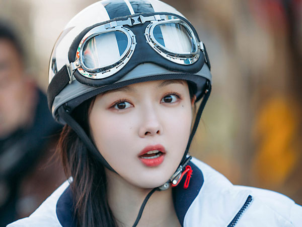 'Backstreet Rookie' Rilis Foto-Foto Kim Yoo Jung di Lokasi Syuting