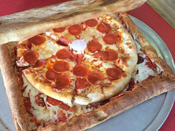Yummy, Kotak Pizza Sungguhan Ini Juga Enak Dimakan!