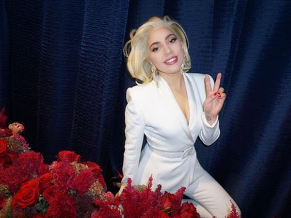 Sepuluh Bulan Pacaran, Lady Gaga Resmi Tunangan!