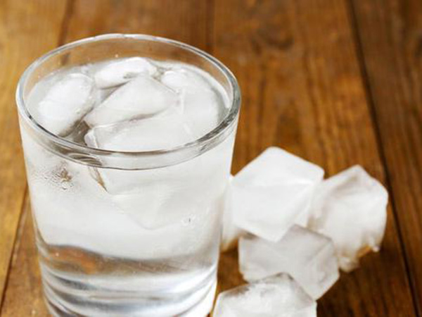 Minum Air Es Setelah Makan Bikin Tubuh Jadi Gendut, Mitos atau Fakta?