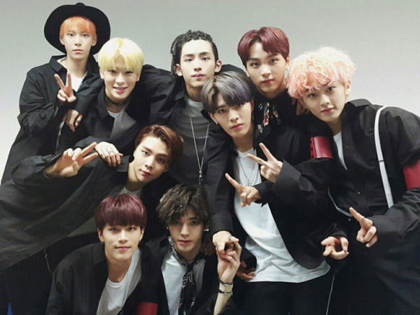 Member NCT 127 Ini Curi Perhatian Karena Pulang Naik Kereta dengan Bawa 'Kendaraannya'