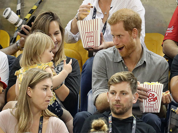 Viral, Momen Menggemaskan Pangeran Harry dan Seorang Balita Tertangkap Kamera