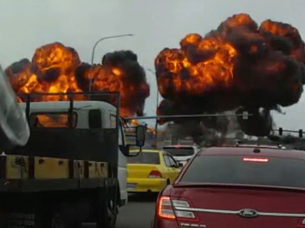 Detik-detik Dramatis Pesawat Jatuh ke Jalanan dan Timbulkan Bola Api