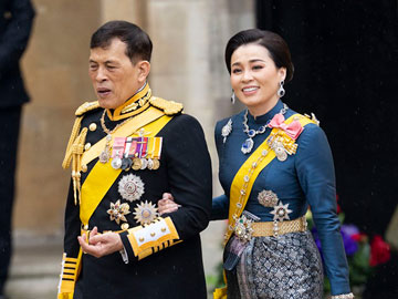 Akhirnya Ukir Sejarah, Raja Thailand Gandeng Istri Sah di Coronation King Charles III