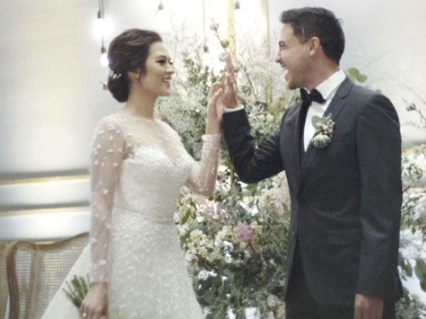 Resmi Menikah, Hamish Daud Cium Mesra Raisa di Resepsi Kedua