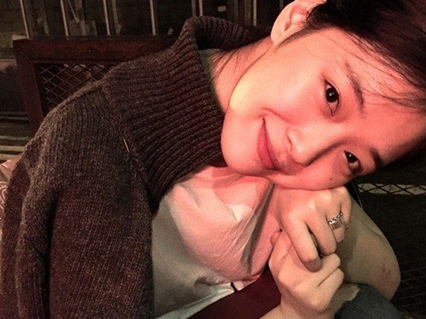 Dirumorkan Akan Tinggalkan f(x), Sulli Terlihat Pamer Cincin Tunangan?