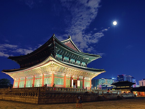 Menikmati Indahnya Cahaya Bulan di Istana Changdeokgung di Jongno-du, Seoul