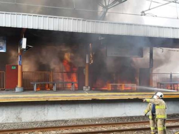 Usai Kebakaran Dekat Stasiun Taman Kota, KRL Tangerang-Duri Kembali Beroperasi