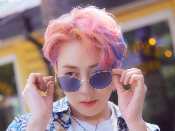 Ha Sung Woon Bahagia Menari dan Nikmati Alam di MV Comeback 'Sneakers'