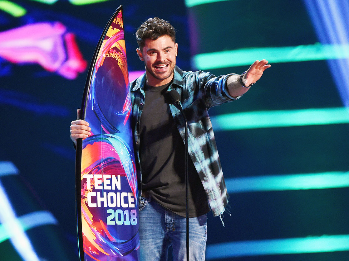 Penampilan Viral nan Tampan Zac Efron Tanpa Rambut Gimbalnya di 'Teen Choice Award'