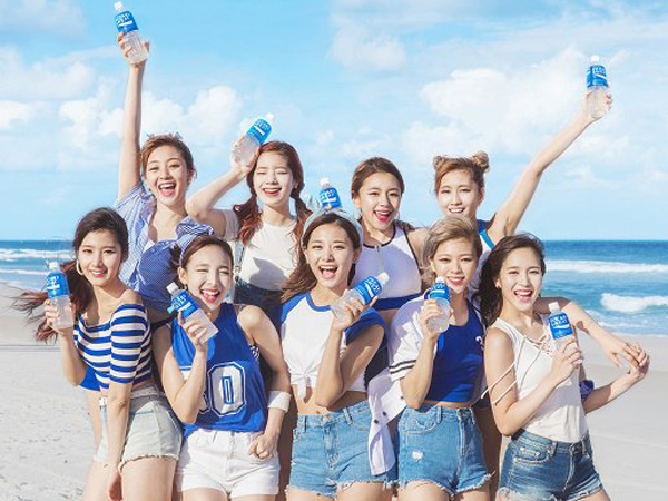 Cantik dan Fresh, Segarnya TWICE Tampil Jadi Wajah Baru Pocari Sweat