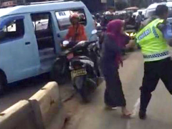 'Ogah' Ditilang, Video Oknum PNS Ngamuk Hingga Cakar Polisi Jadi Viral