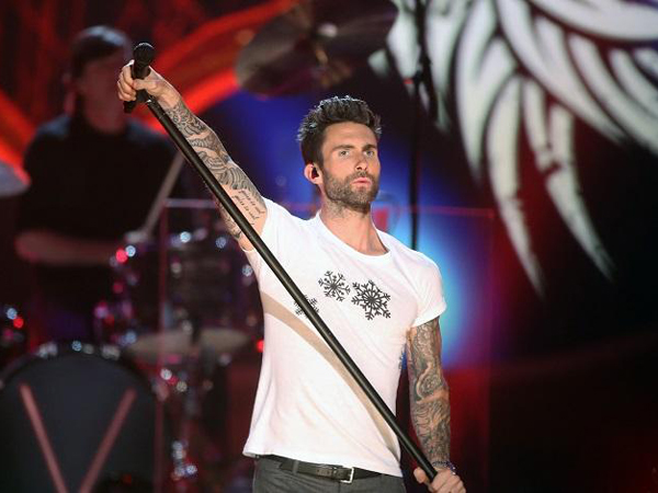 'Diserang' Penonton di Atas Panggung, Adam Levine Ketakutan!