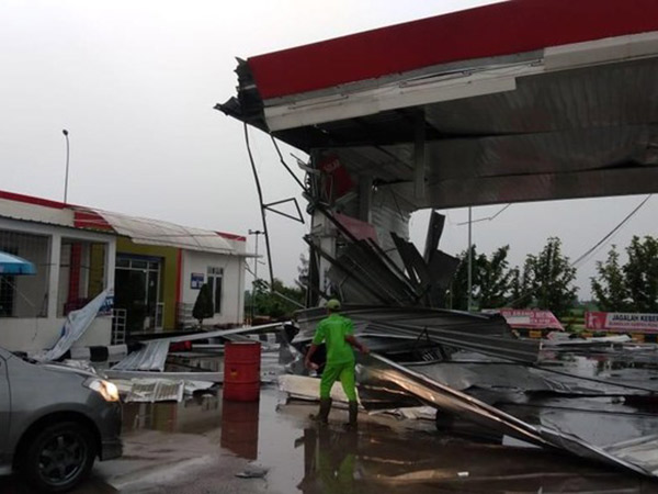 Viral Video Dahsyatnya Badai di Tol Cipali: Barang Berat Hingga Orang Terlempar