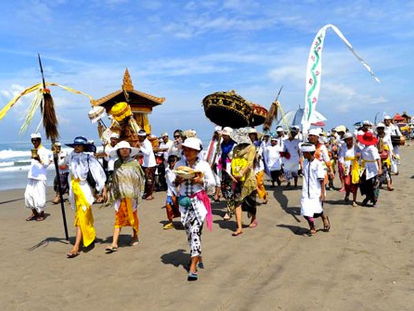 Jelang Hari Raya Nyepi, Apa Upacara Sakral Yang Digelar Ribuan Umat Hindu di Pantai?