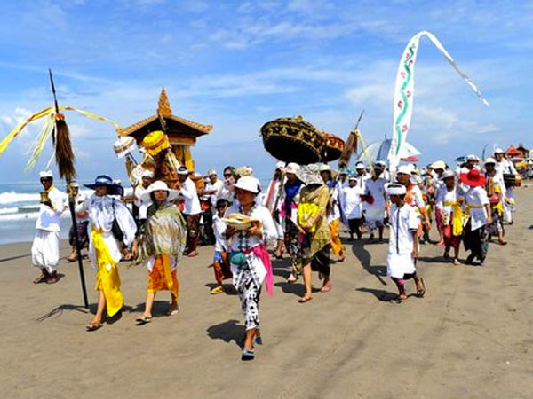 Jelang Hari Raya Nyepi, Apa Upacara Sakral Yang Digelar Ribuan Umat Hindu di Pantai?