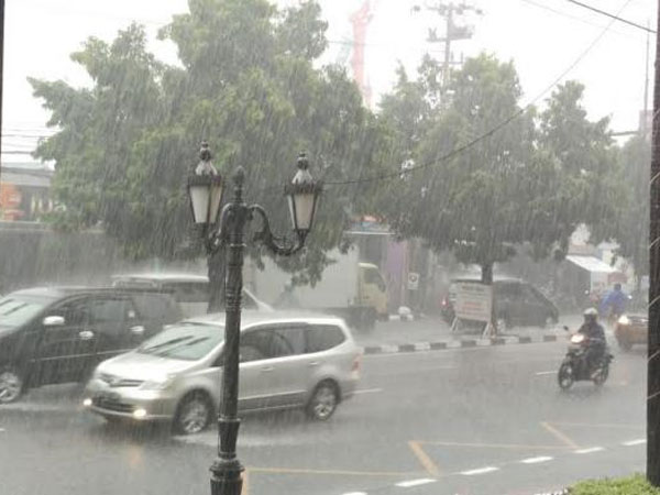 Waspadai Prediksi Jakarta Hari Ini: Hujan Disertai Angin Kencang