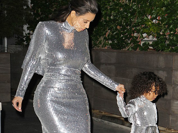 Gemasnya Kim Kardashian dan North West Tampil ‘Kembar’ di Konser Kanye West