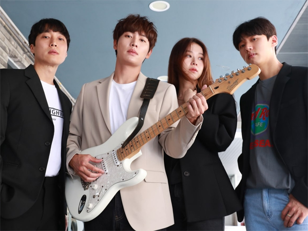 Kwon Hwa Woon Unjuk Karisma Pentolan Band Indie di ‘Check Out the Event’