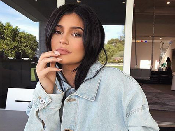 Intip Brush Makeup Kylie Jenner Seharga Rp 4,8 Juta