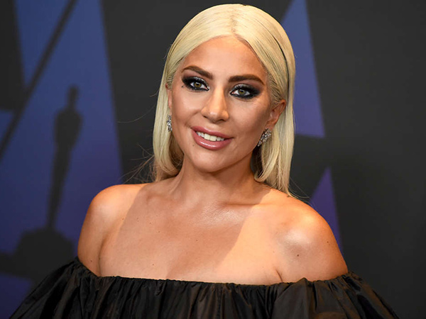 Lady Gaga Cium Pria Misterius di Malam Tahun Baru