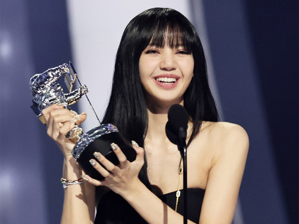 Lisa BLACKPINK Catat Sejarah Sebagai Solois K-Pop Pertama yang Menang MTV VMA 2022