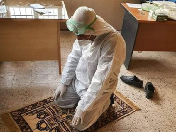 Ramai Foto Petugas Medis Sholat Pakai Baju Hazmat yang Viral, Di Mana Tepatnya?