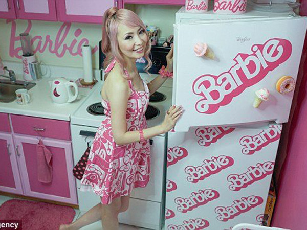 'Ngefans' Fanatik, Wanita Ini Rela Habiskkan Dana Fantastik Demi 'Sulap' Rumahnya Bertema Barbie