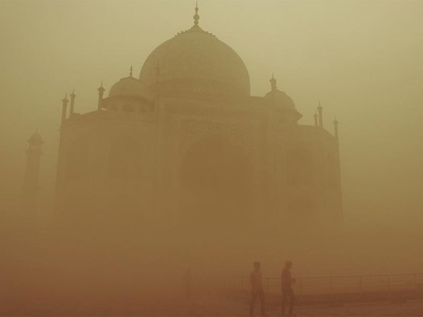 Taj Mahal Sampai 'Hilang', Selfie Kabut Asap Jadi Viral di India!